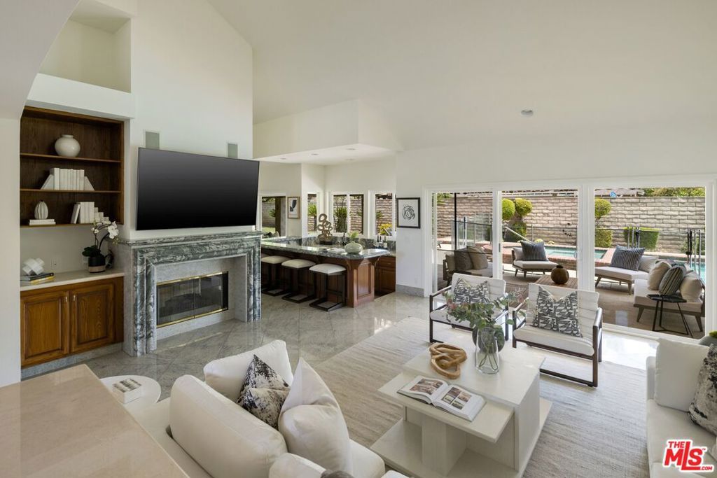 Image 8 of property listing at 9550 White Oak Avenue, Los Angeles, CA 91325