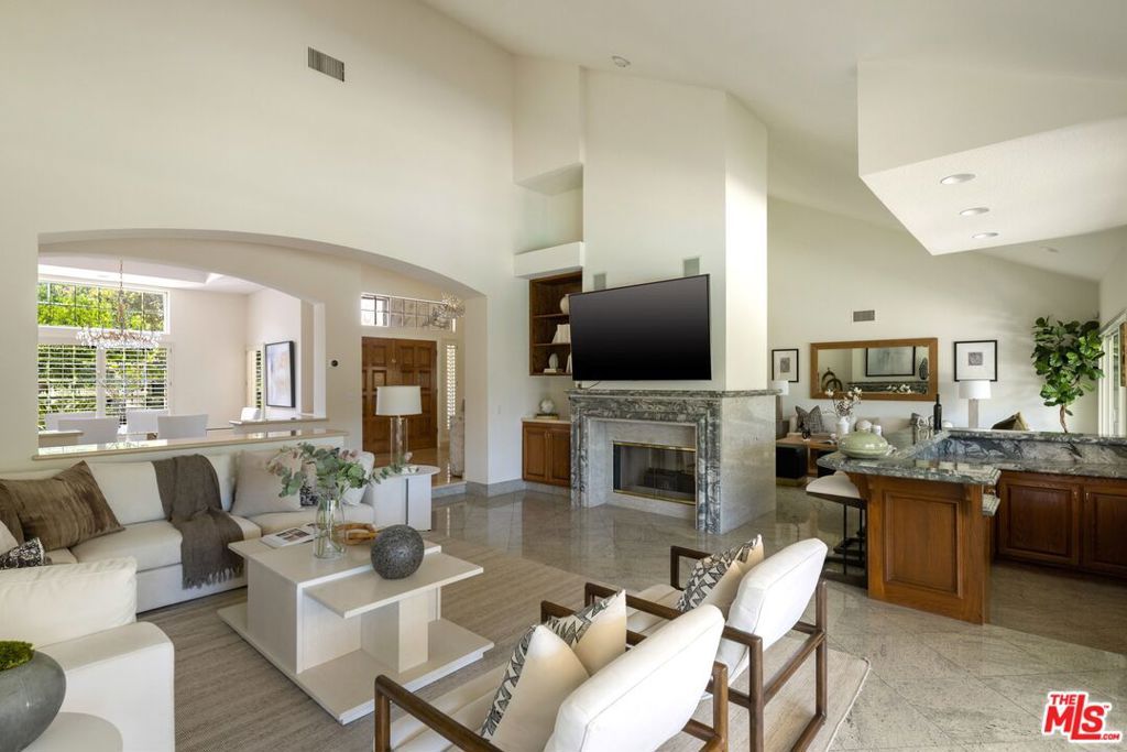 Image 9 of property listing at 9550 White Oak Avenue, Los Angeles, CA 91325
