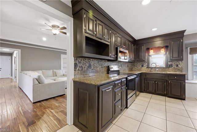 312 Gallenway TER, Chesapeake, VA 23322