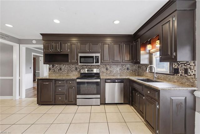 312 Gallenway TER, Chesapeake, VA 23322