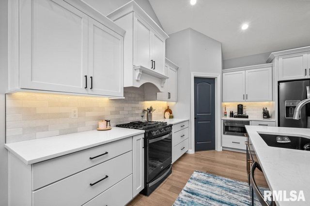 5108 S RICHMOND Circle, Bettendorf, IA 52722