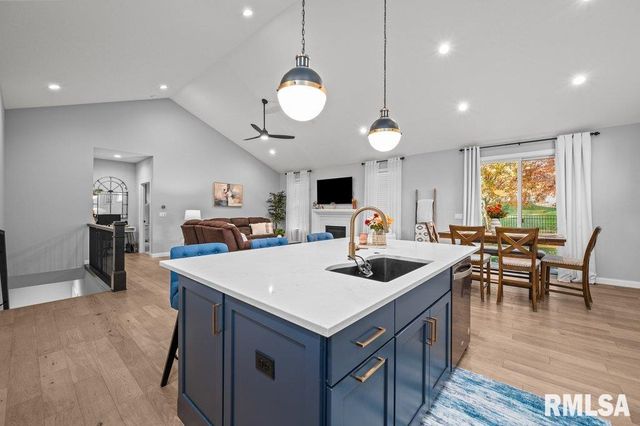 5108 S RICHMOND Circle, Bettendorf, IA 52722