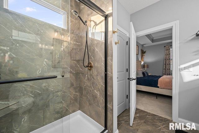 5108 S RICHMOND Circle, Bettendorf, IA 52722