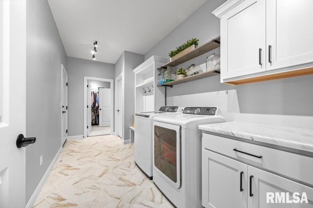 5108 S RICHMOND Circle, Bettendorf, IA 52722