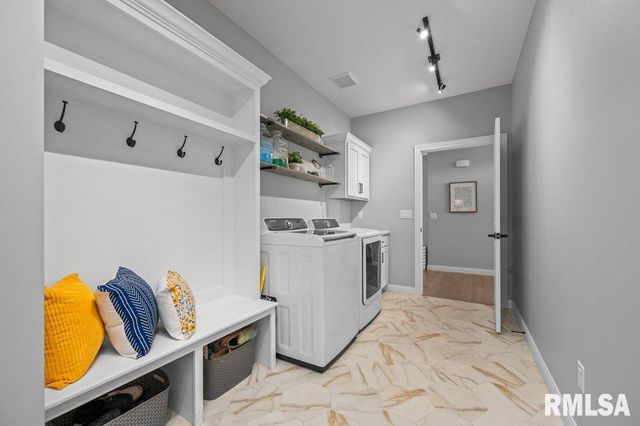 5108 S RICHMOND Circle, Bettendorf, IA 52722