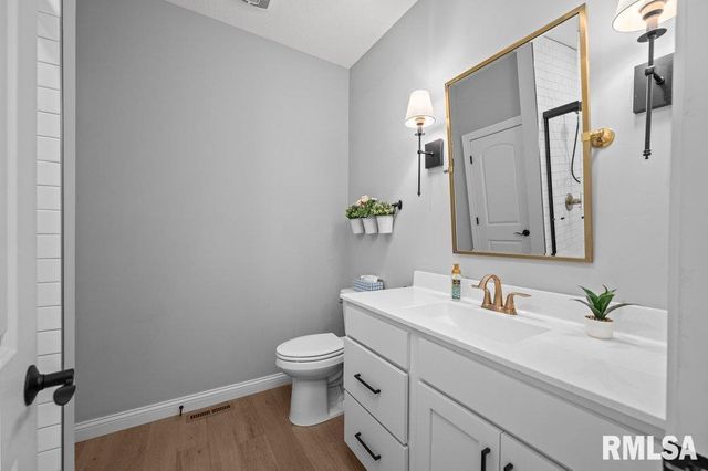 5108 S RICHMOND Circle, Bettendorf, IA 52722