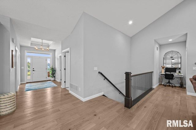 5108 S RICHMOND Circle, Bettendorf, IA 52722