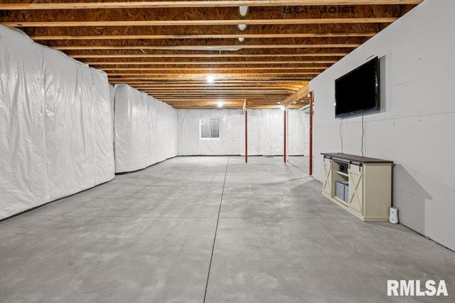 5108 S RICHMOND Circle, Bettendorf, IA 52722