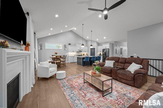 5108 S RICHMOND Circle, Bettendorf, IA 52722