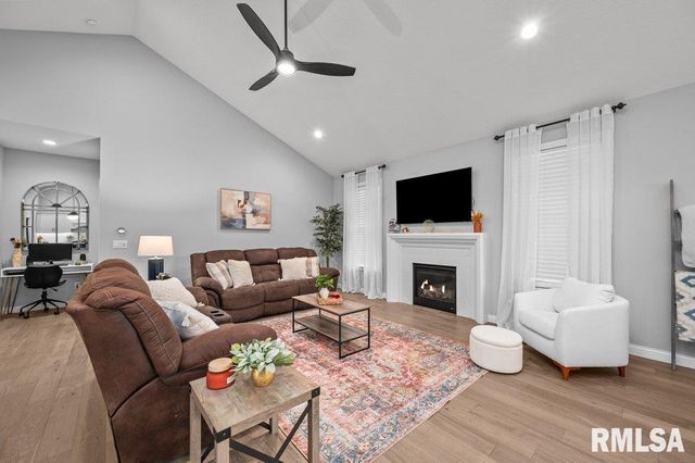 5108 S RICHMOND Circle, Bettendorf, IA 52722