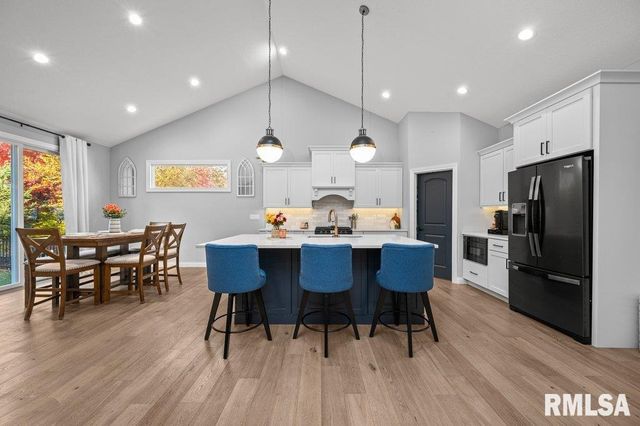 5108 S RICHMOND Circle, Bettendorf, IA 52722