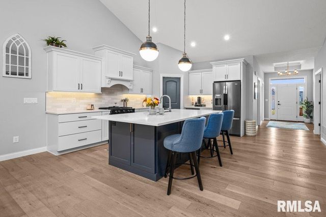 5108 S RICHMOND Circle, Bettendorf, IA 52722