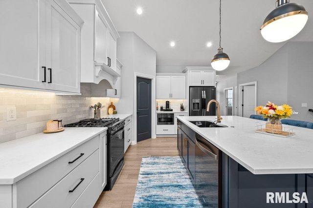 5108 S RICHMOND Circle, Bettendorf, IA 52722