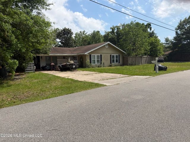205 Pine Street, Waveland, MS 39576