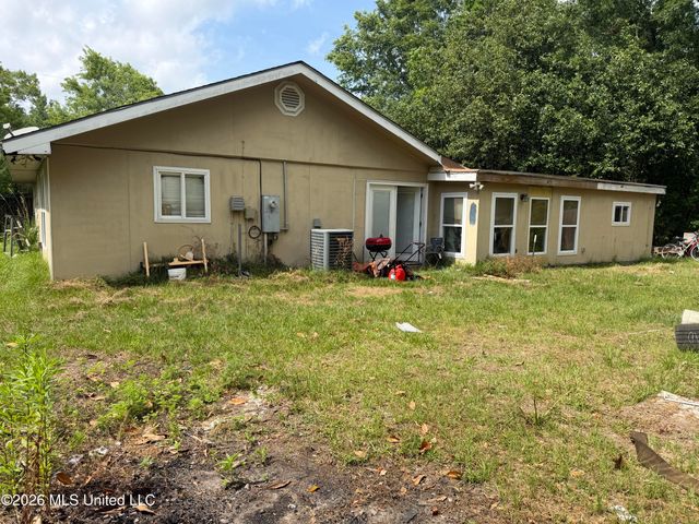 205 Pine Street, Waveland, MS 39576