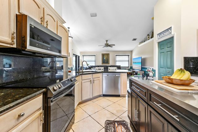 119 Fernwood Crescent, Royal Palm Beach, FL 33411