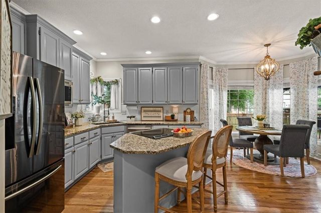 2804 SE BINGHAM Place, Lee's Summit, MO 64063