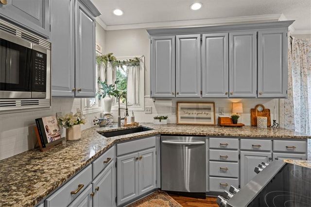 2804 SE BINGHAM Place, Lee's Summit, MO 64063