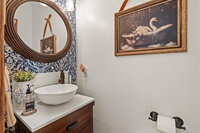 2804 SE BINGHAM Place, Lee's Summit, MO 64063