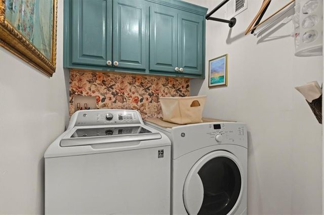 2804 SE BINGHAM Place, Lee's Summit, MO 64063