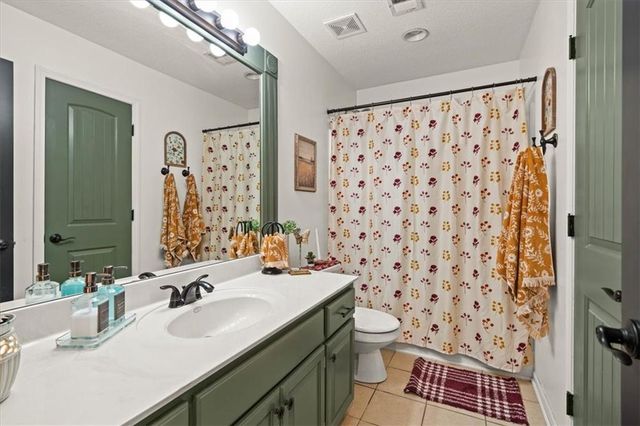 2804 SE BINGHAM Place, Lee's Summit, MO 64063
