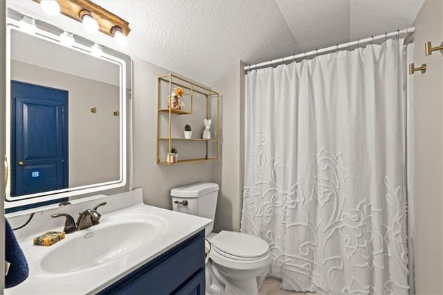 2804 SE BINGHAM Place, Lee's Summit, MO 64063