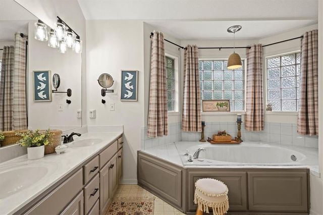 2804 SE BINGHAM Place, Lee's Summit, MO 64063