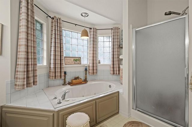 2804 SE BINGHAM Place, Lee's Summit, MO 64063