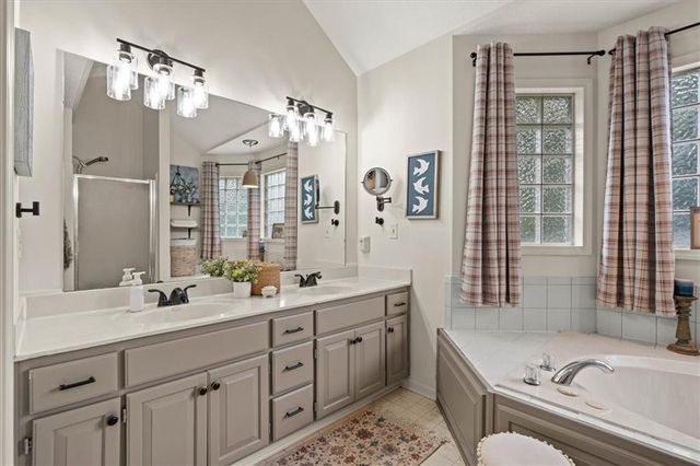 2804 SE BINGHAM Place, Lee's Summit, MO 64063