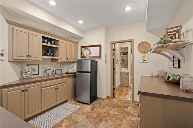 2804 SE BINGHAM Place, Lee's Summit, MO 64063