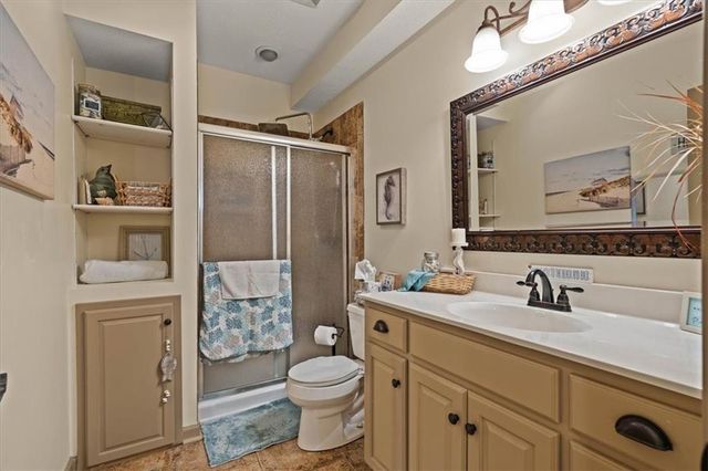 2804 SE BINGHAM Place, Lee's Summit, MO 64063