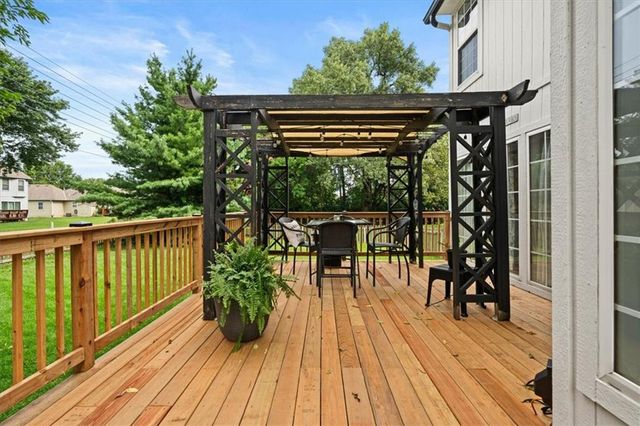 2804 SE BINGHAM Place, Lee's Summit, MO 64063