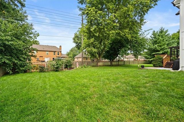 2804 SE BINGHAM Place, Lee's Summit, MO 64063