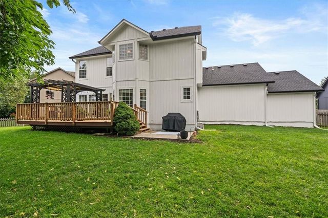 2804 SE BINGHAM Place, Lee's Summit, MO 64063