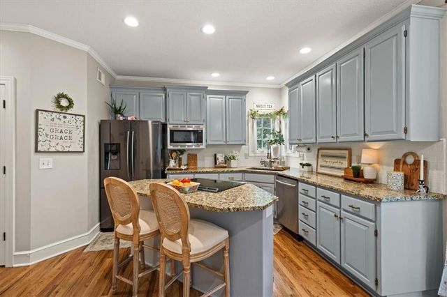 2804 SE BINGHAM Place, Lee's Summit, MO 64063