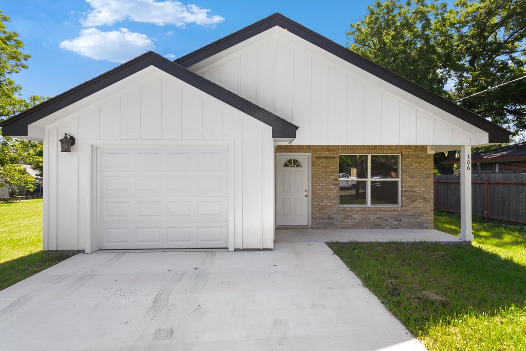 306 Sherman Street, Nocona, TX 76255