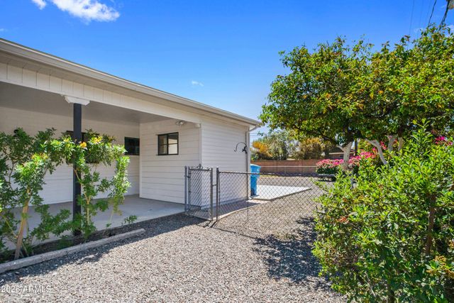 2201 E CAMPBELL Avenue, Phoenix, AZ 85016