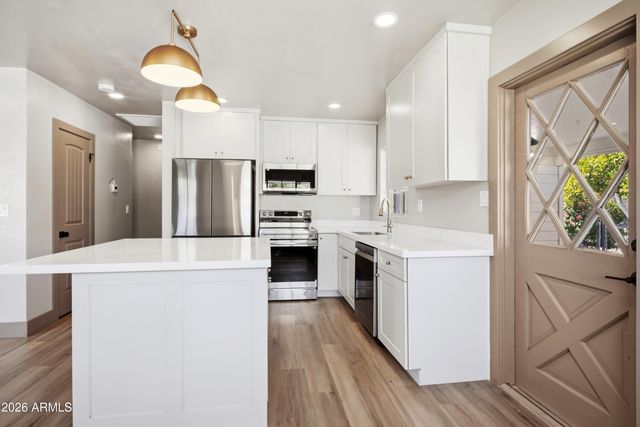 2201 E CAMPBELL Avenue, Phoenix, AZ 85016