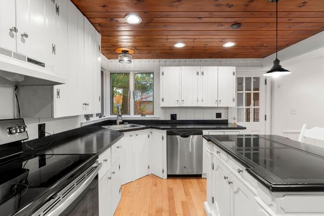 135 Walnut Hill Avenue, Manchester, NH 03104