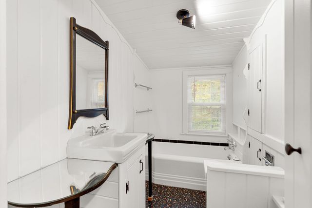 135 Walnut Hill Avenue, Manchester, NH 03104