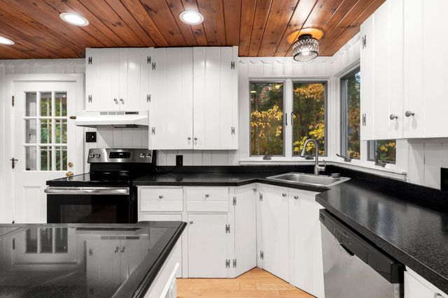 135 Walnut Hill Avenue, Manchester, NH 03104