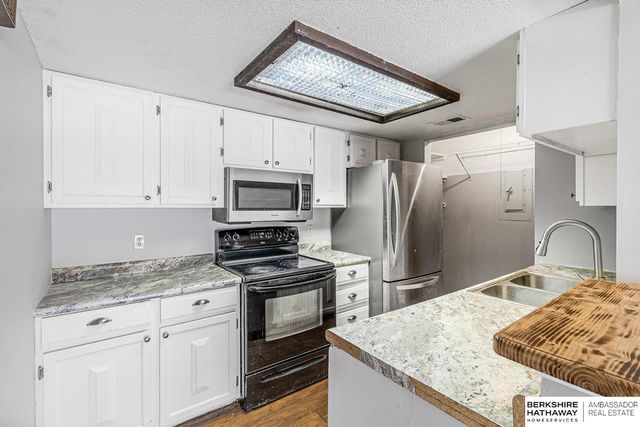 9023 Gary Circle, Omaha, NE 68138