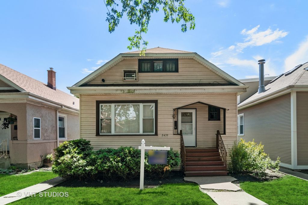 2439 W Byron Street, Chicago, IL 60618