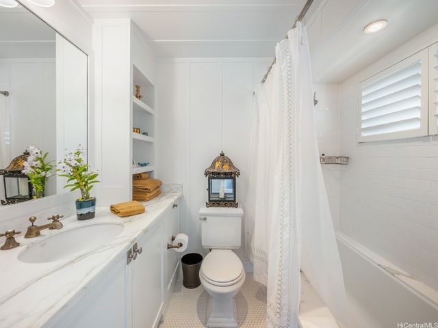 1586 Mokulua Drive, Kailua, HI 96734