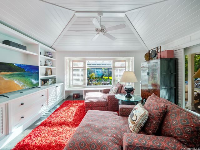 1586 Mokulua Drive, Kailua, HI 96734