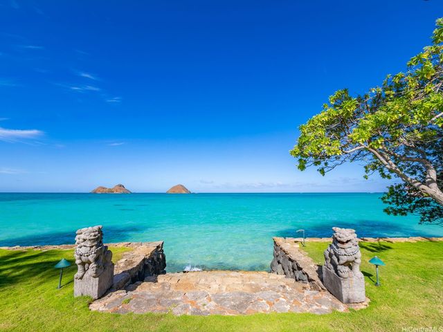 1586 Mokulua Drive, Kailua, HI 96734