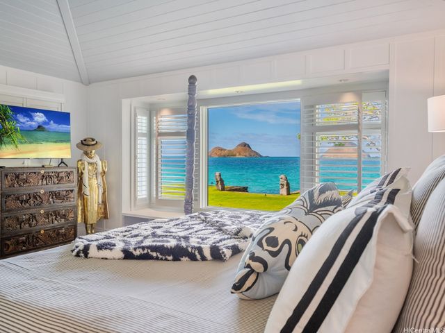 1586 Mokulua Drive, Kailua, HI 96734