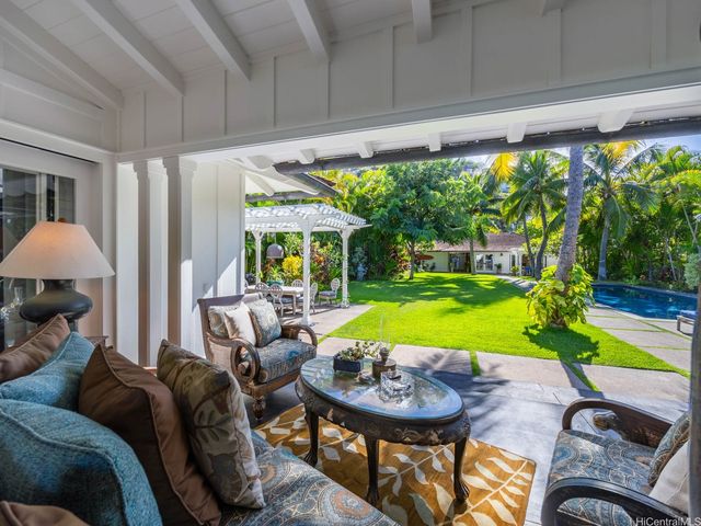 1586 Mokulua Drive, Kailua, HI 96734