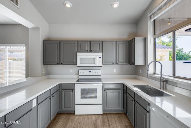 4043 W DESERT HOLLOW Drive, Phoenix, AZ 85083