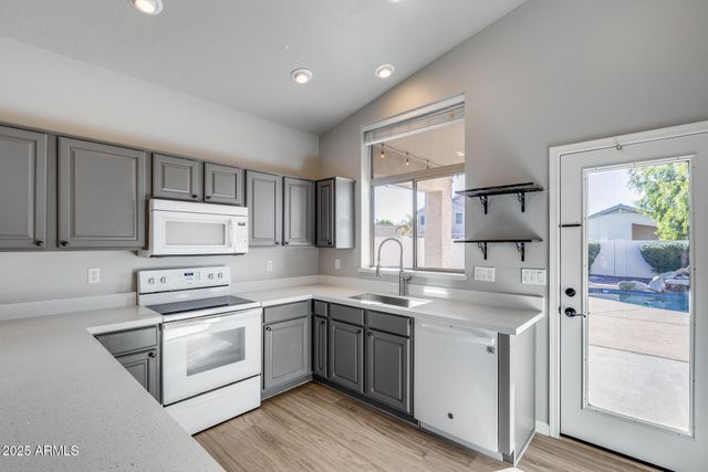 4043 W DESERT HOLLOW Drive, Phoenix, AZ 85083